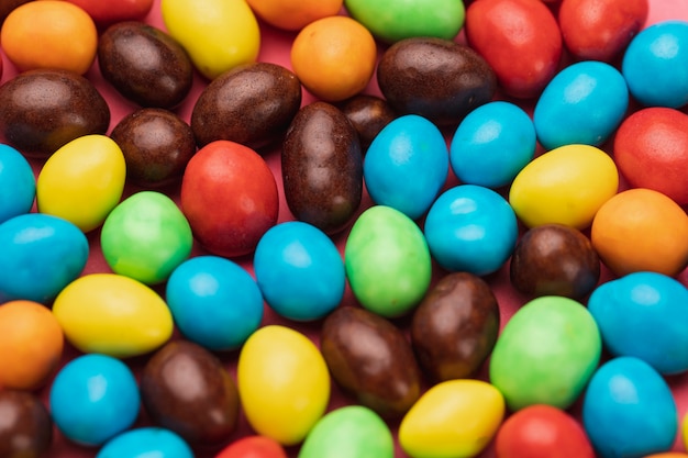 Close-up kleine beschilderde eieren op tafel