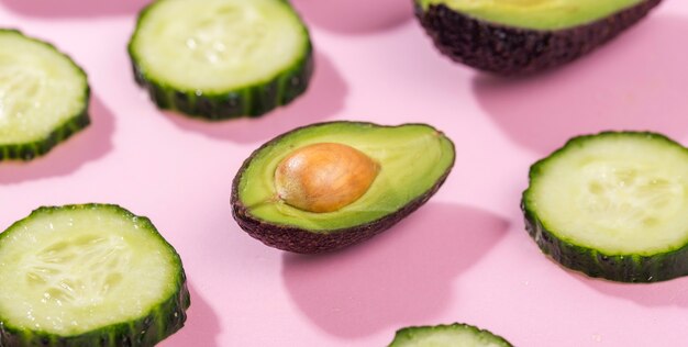 Close-up komkommer plakjes en avocado