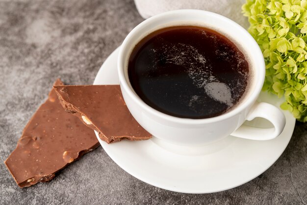 Close-up kopje koffie met chocolade