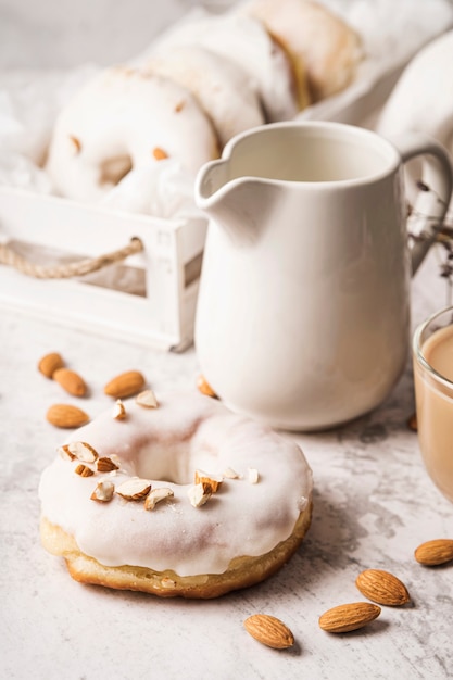 Close-up kopje koffie met donut