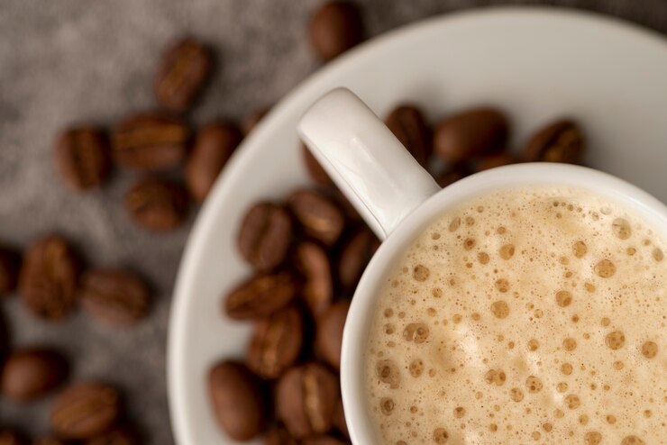 Gratis Foto close-up kopje koffie met geroosterde bonen