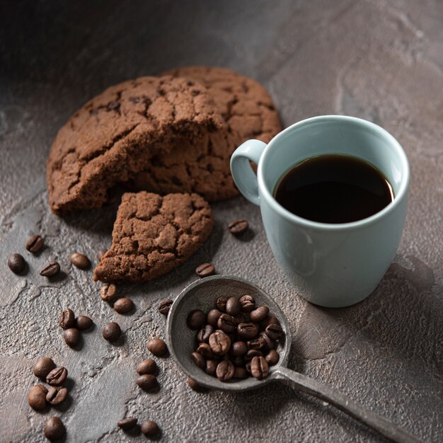 Close-up kopje koffie met koekjes