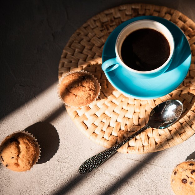 Close-up kopje koffie met muffins