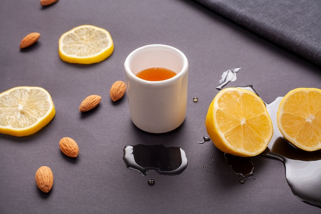 Close-up kopje thee omgeven door plakjes citroen