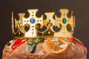 Gratis foto close-up kroon op epiphany cake roscon de reyes