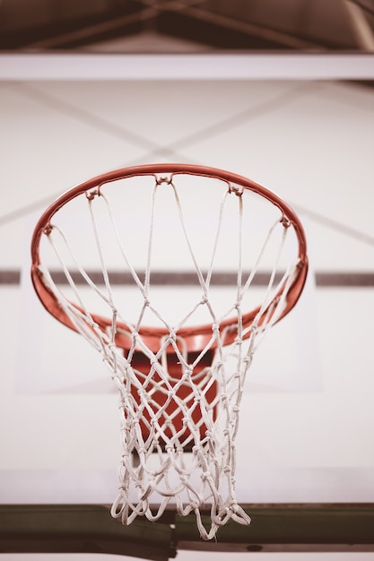Gratis foto close-up lage hoek shot van basketbal net in het basketbalveld