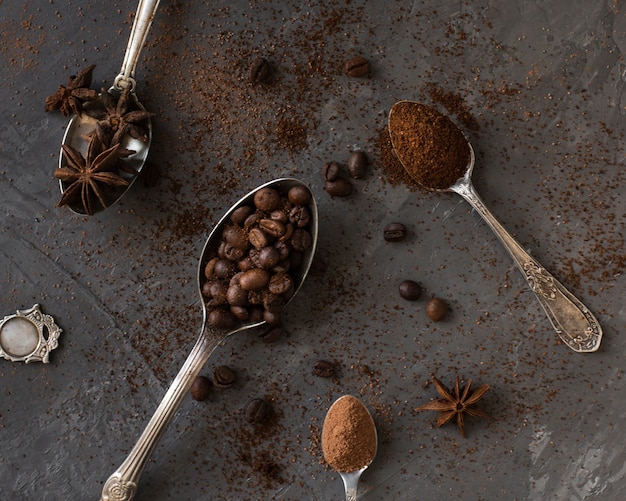 Close-up lepels gevuld met koffie en kruiden