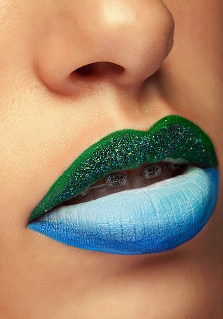 Close-up lippen met fashion make-up en haakjes. make-up op het podium. make-up luxe