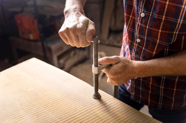 Close-up man aan het werk met hout