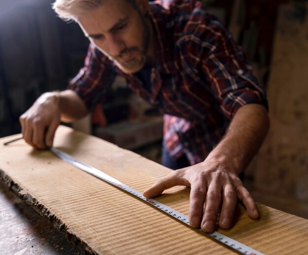 Close-up man aan het werk met hout