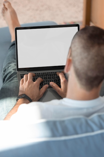 Close-up man aan het werk op laptop