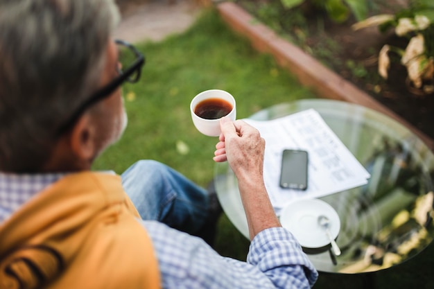 Close-up man buiten koffie drinken