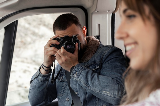 Gratis foto close-up man fotograferen van vrouw