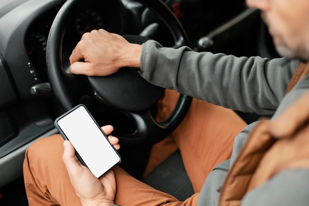 Close-up man in de auto met mobiel