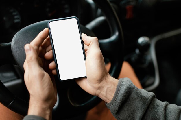 Close-up man in de auto met mobiel