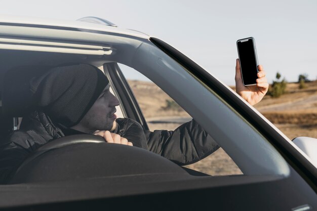 Close-up man kijken naar telefoon