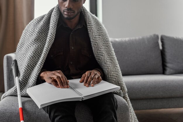 Close-up man met braille notebook