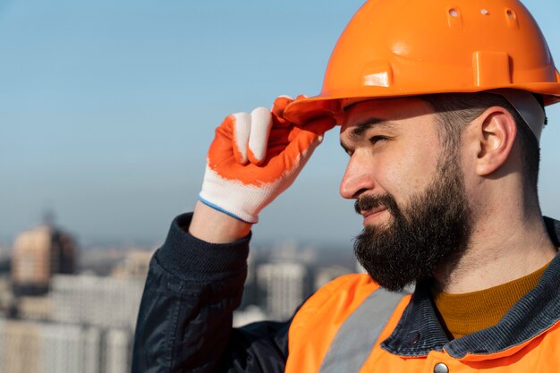 Close-up man met helm voor bescherming