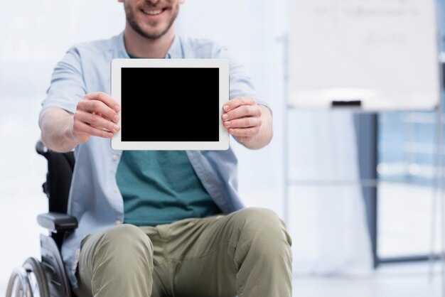 Close-up man met tablet