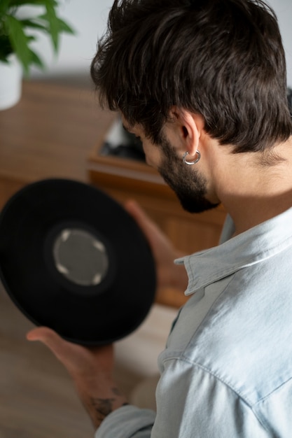 Close-up man met vinyl schijf