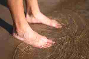 Gratis foto close-up man voeten in water