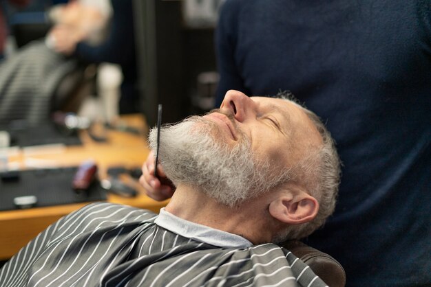 Close-up man wordt verzorgd