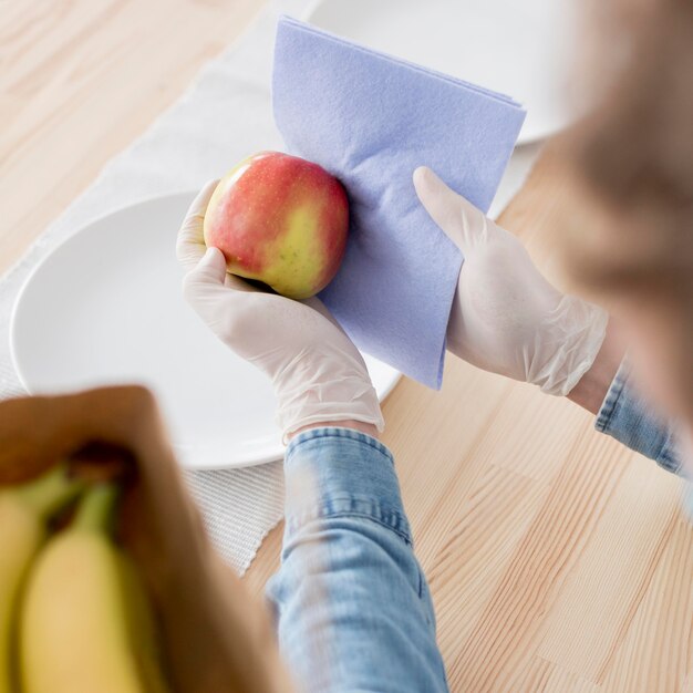 Gratis foto close-up mannelijk schoonmakend fruit