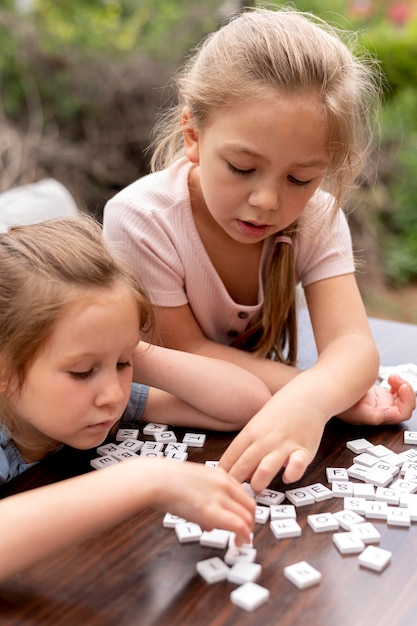 Gratis foto close-up meisje samen spelen