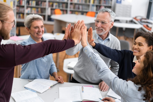 Gratis foto close-up mensen high five