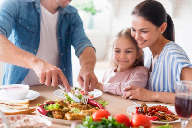 Gratis foto close-up mensen samen eten