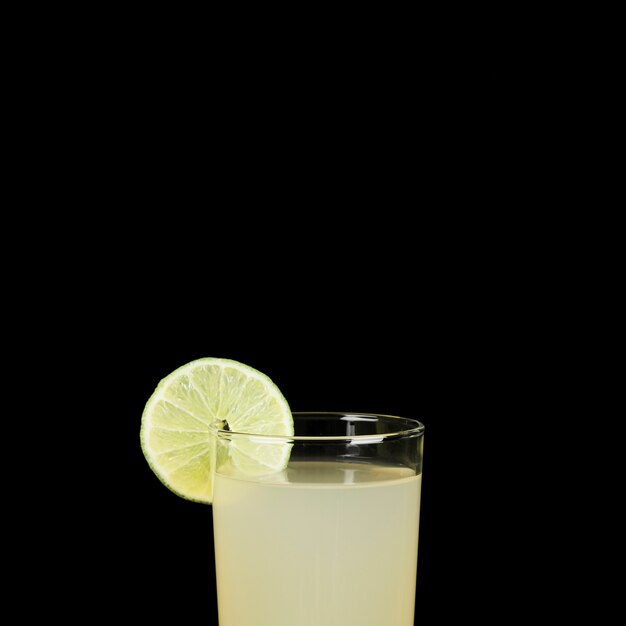 Close-up met glas limonade in het donker