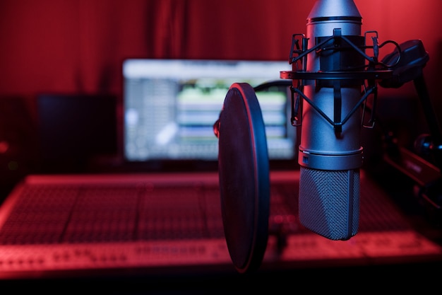 Close-up microfoon en popfilter in studio