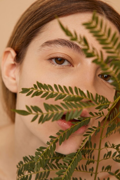 Close-up model poseren met twijgen