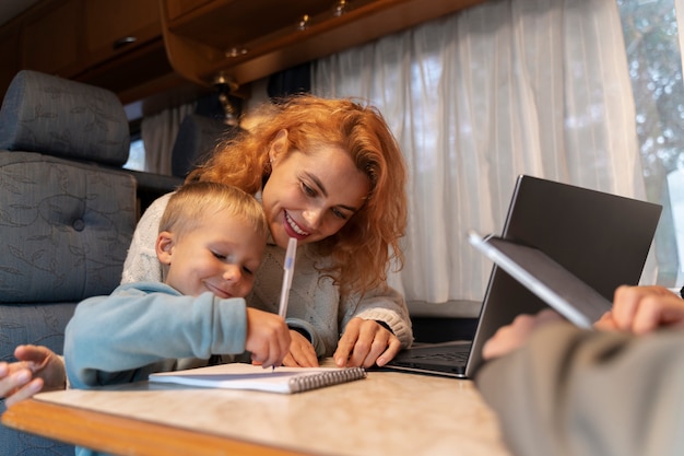 Close-up moeder helpt kind met huiswerk