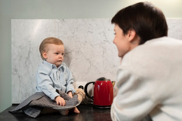 Close-up moeder kijken naar baby