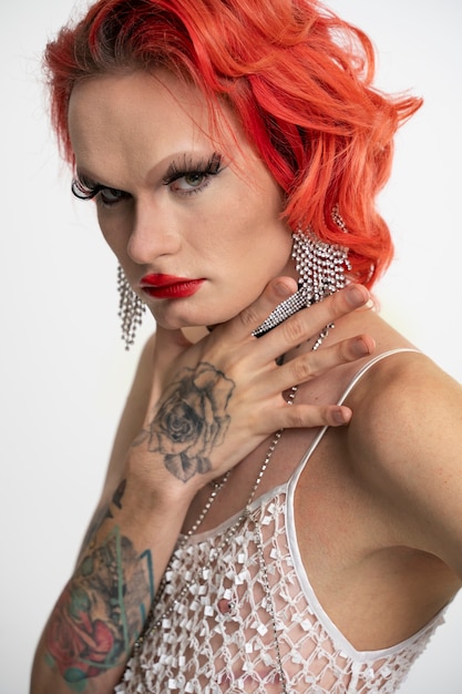 Gratis foto close-up mooie drag queen poseren