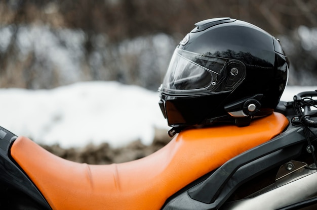 Gratis foto close-up motorfiets met helm