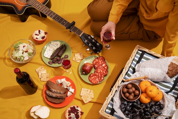 Gratis foto close-up muzikant bij picknick met wijn