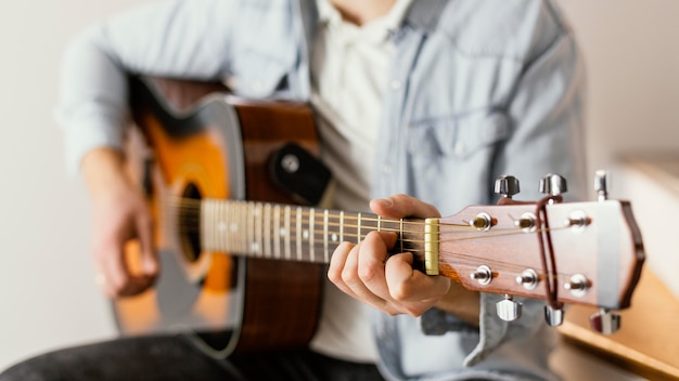 Close-up muzikant gitaar spelen Gratis Foto
