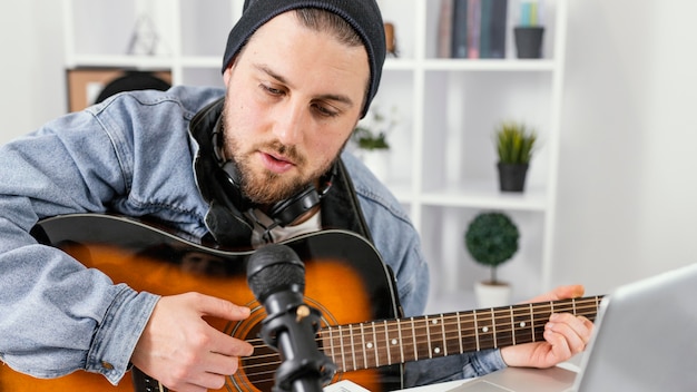 Gratis foto close-up muzikant zingen binnenshuis