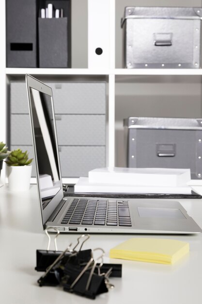 Close-up nette werkruimte met laptop