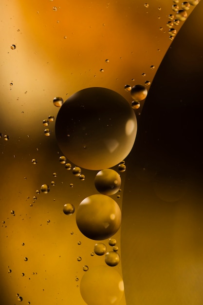 Close-up olieachtige bubbels en druppels in kleurrijke waterige achtergrond