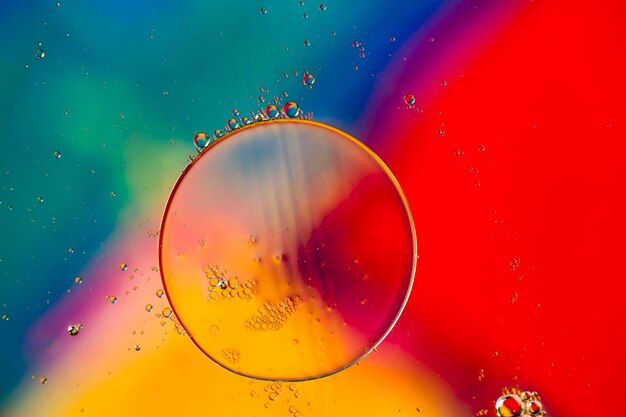 Close-up olieachtige bubbels en druppels in kleurrijke waterige achtergrond