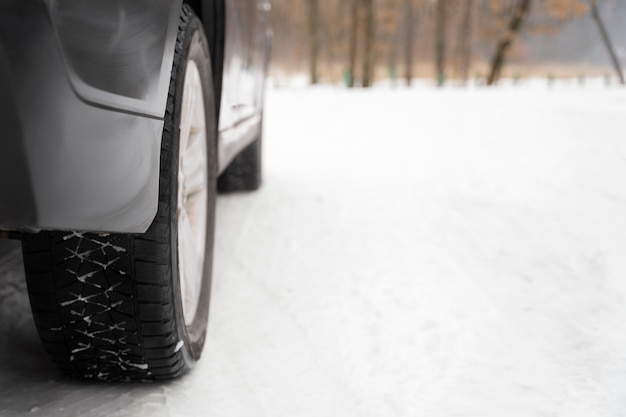 Close-up op autoband tijdens winter roadtrip
