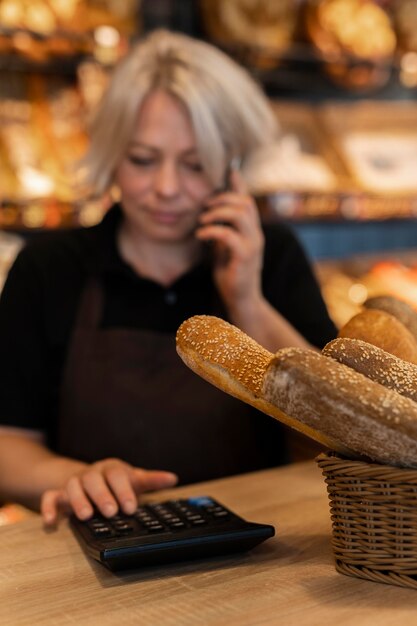 Close-up op Baker praten met een klant a