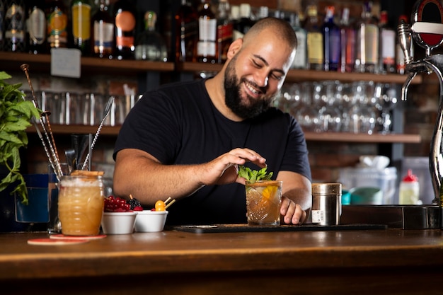 Close-up op barman die een heerlijk drankje maakt