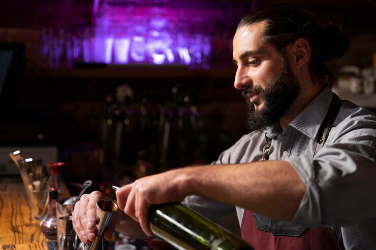 Gratis Foto close-up op barman en cocktailshaker