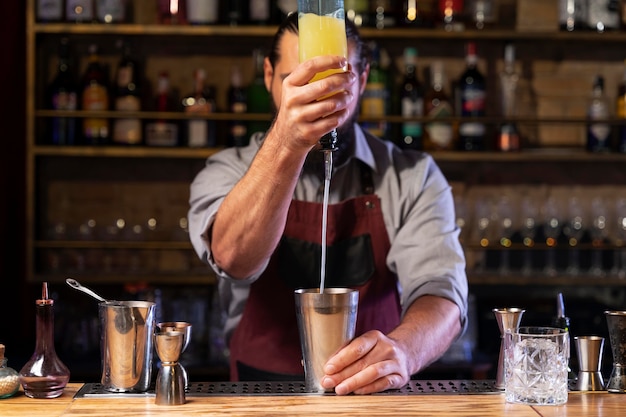 Gratis foto close-up op barman en cocktailshaker