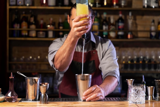 Close-up op barman en cocktailshaker