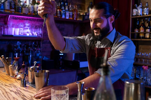 Close-up op barman en cocktailshaker